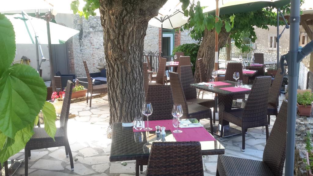 Auberge Le Bistrot De Lussan Lussan  Exterior photo
